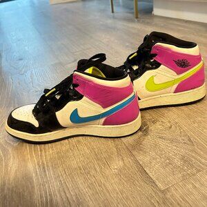 Jordan 1 Mid White Black Cyber Pink